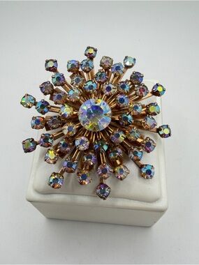 2.25" Vintage Sunburst Aurora Borealis and Antique Gold Tone metal brooch/pin!